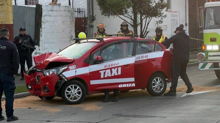 ¡Aparatoso! taxi se estrella contra un poste en avenida Cri Cri de Orizaba; hay dos lesionados