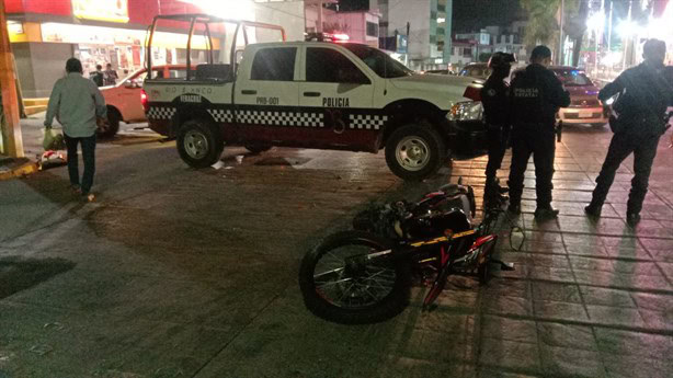 Motociclista es atropellado en el centro de Río Blanco y sufre probable fractura