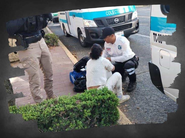 Mujer sufre fuerte caída al bajar de transporte público en Xalapa