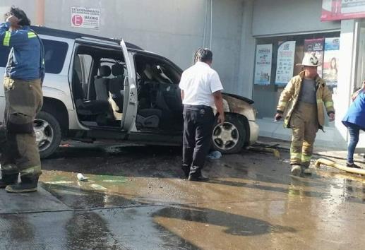 ¡Casi queda en cenizas! Camioneta se incendia sobre el boulevard Córdoba-Peñuela