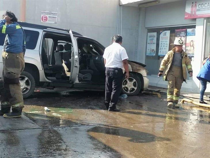 ¡Casi queda en cenizas! Camioneta se incendia sobre el boulevard Córdoba-Peñuela