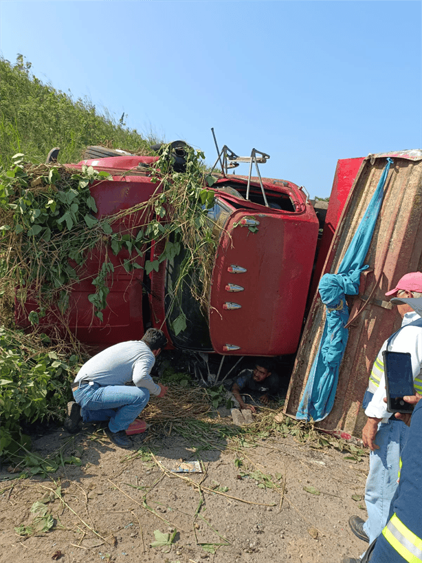 Rescatan a conductor atrapado tras volcadura de camión en Paso del Toro, Veracruz