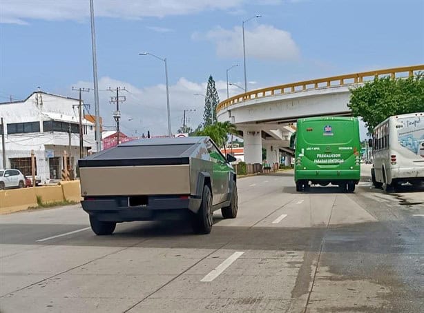 Cybertruck genera asombro al circular en calles de Coatzacolcos