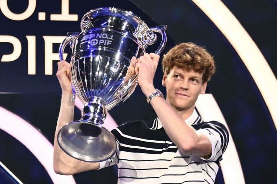 Recibe Jannik Sinner premio por ser el mejor
