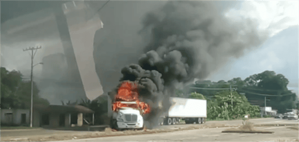 ¡Terror en Tabasco! Se registra quema de vehículos y balaceras en carreteras de Villahermosa
