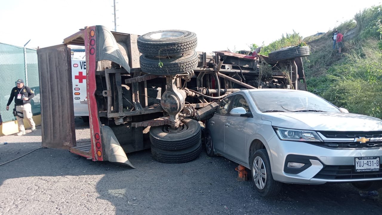 Rescatan a conductor atrapado tras volcadura de camión en Paso del Toro, Veracruz