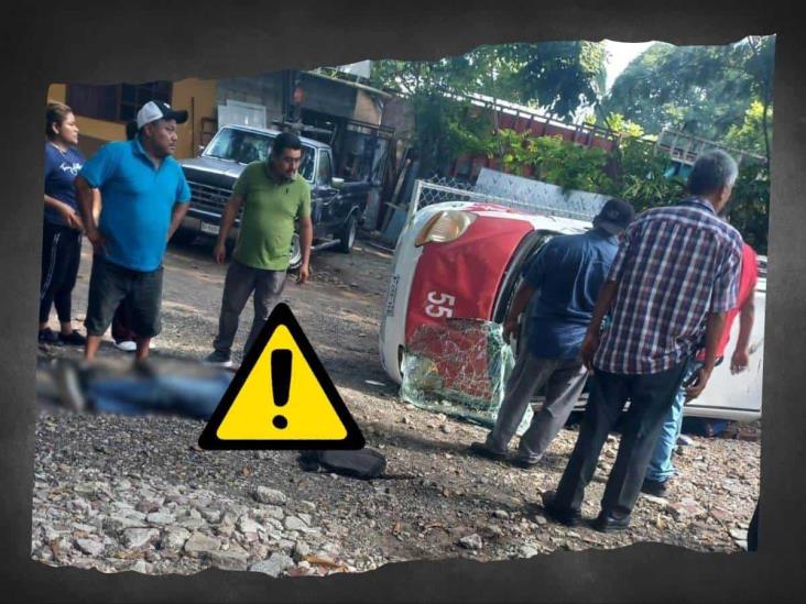 Por ir corriendo; taxi termina volcado en carretera Yanga-Omealca