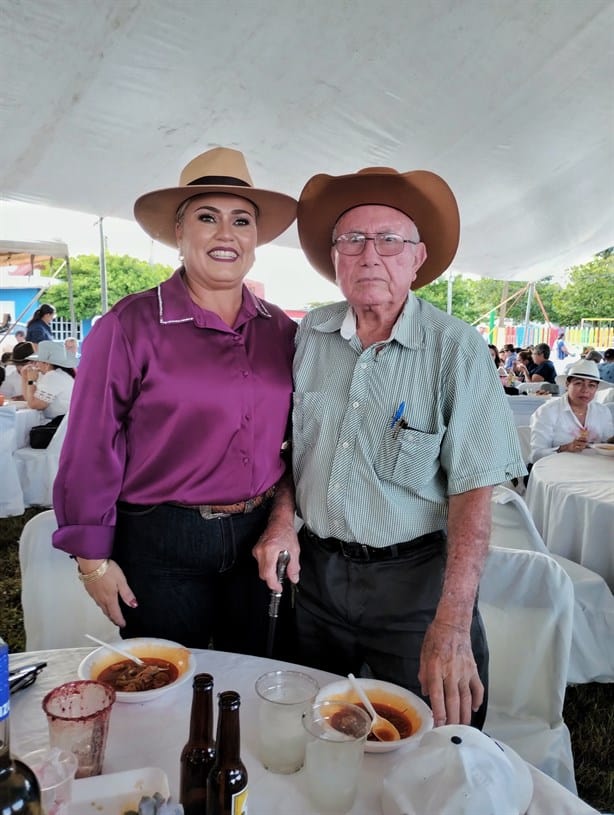 Lizzette Álvarez Vera fue festejada por cumplir un año más de vida