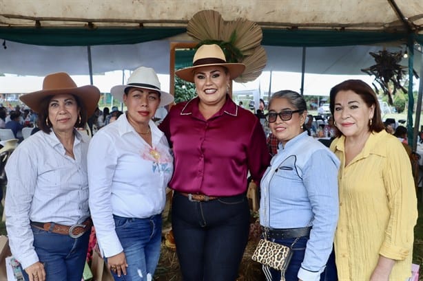 Lizzette Álvarez Vera fue festejada por cumplir un año más de vida
