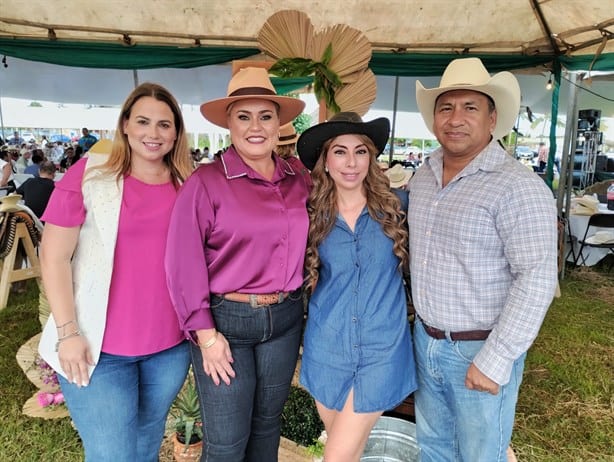 Lizzette Álvarez Vera fue festejada por cumplir un año más de vida