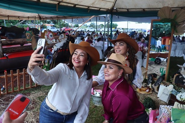 Lizzette Álvarez Vera fue festejada por cumplir un año más de vida