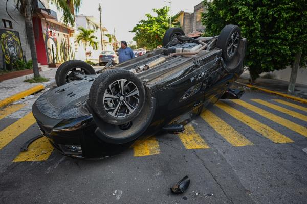Vuelca camioneta en calles de la colonia Ricardo Flores Magón, en Veracruz