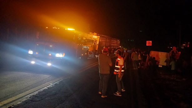 Motociclista pierde la vida al chocar con un camión con ganado