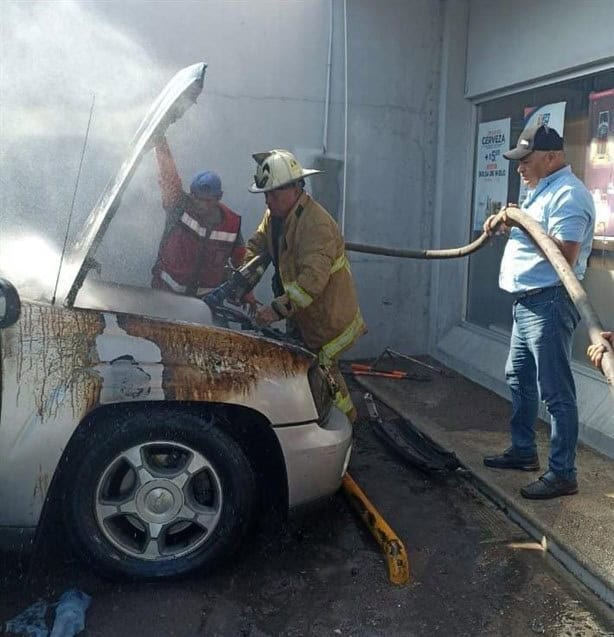 ¡Casi queda en cenizas! Camioneta se incendia sobre el boulevard Córdoba-Peñuela