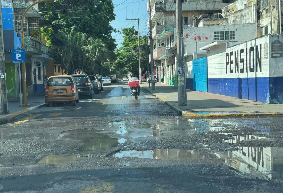 Advierten sobre cráteres en calles del Centro Histórico de Veracruz