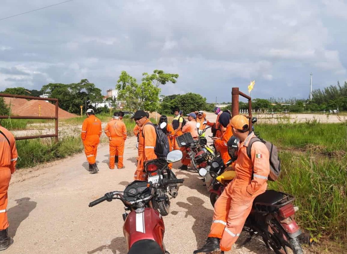 Trabajadores de Cocomex Energy realizan paro de labores en el campo Rabasa; exigen pago de salarios | VIDEO