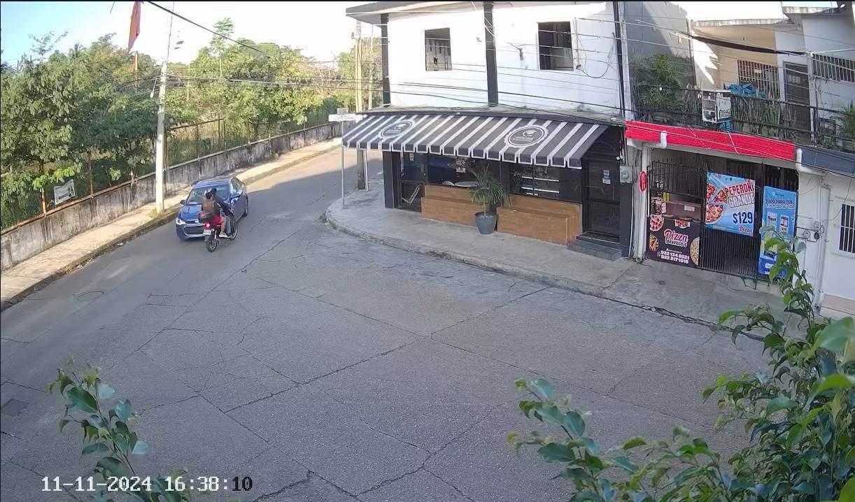 Dama al volante arrolló a pareja de motociclistas; la mujer iba hablando por teléfono | VIDEO