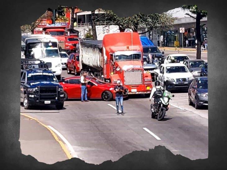 Choque en avenida Lázaro Cárdenas causa caos vial en Xalapa