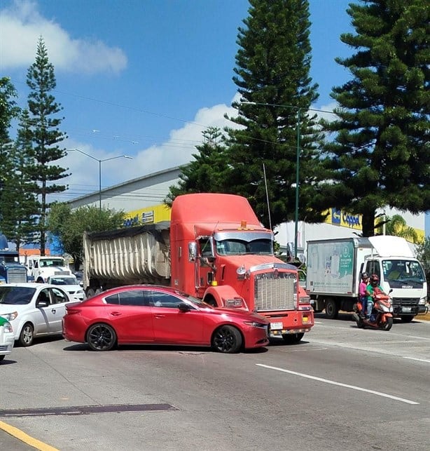 Choque en avenida Lázaro Cárdenas causa caos vial en Xalapa