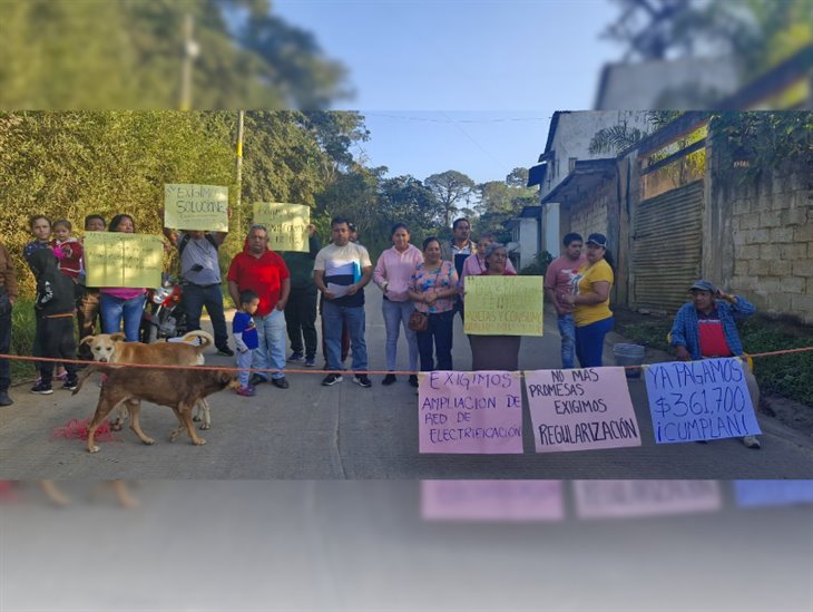 Se manifiestan habitantes de El Tronconal en Xalapa; exigen ampliación de electrificación