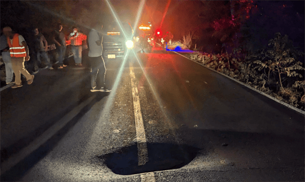 ¡Alerta! reportan gigante socavón en la carretera Poza Rica-Cardel; es un peligro latente 