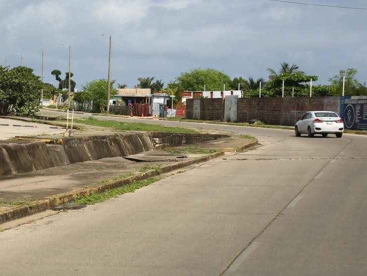 Roban camioneta con lujo de violencia a mujer al poniente de Coatzacoalcos