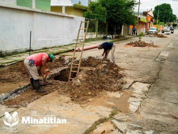 Inician trabajos de reparación de drenaje colapsado en la calle 2 de abril