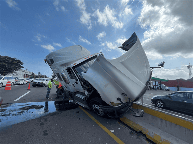 Fuerte accidente en Puente de Amapolas: tráiler trepa muro de contención para evitar choque