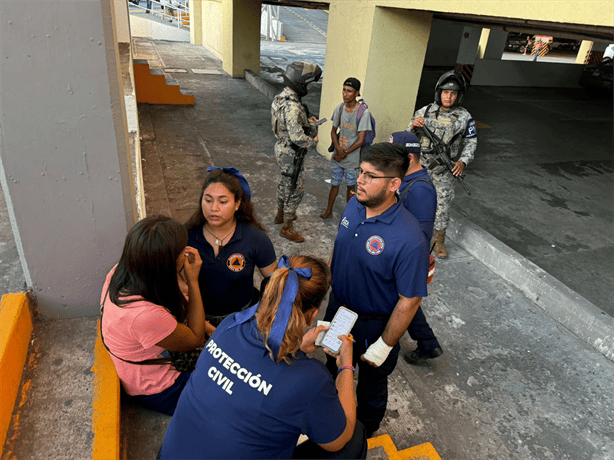 Mujer intenta lanzarse de puente en Boca del Río pero es rescatada a tiempo