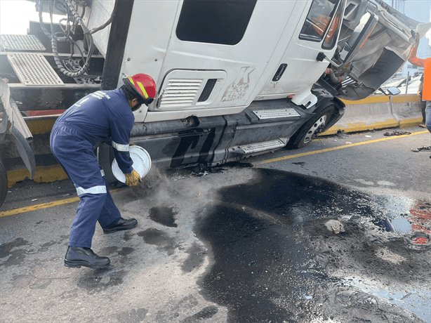 Fuerte accidente en Puente de Amapolas: tráiler trepa muro de contención para evitar choque