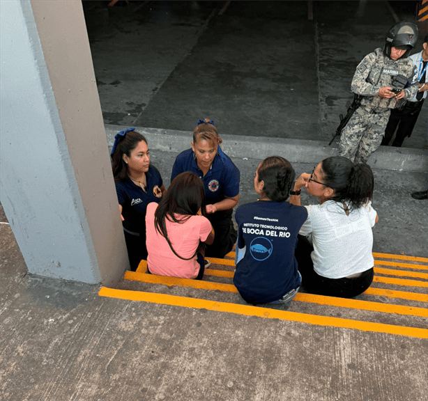 Mujer intenta lanzarse de puente en Boca del Río pero es rescatada a tiempo