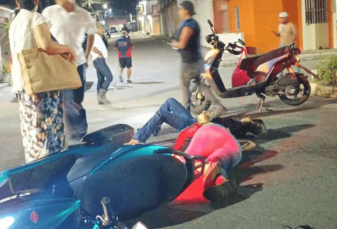 Mujeres chocan a bordo de sus motocicletas en calles de Alvarado