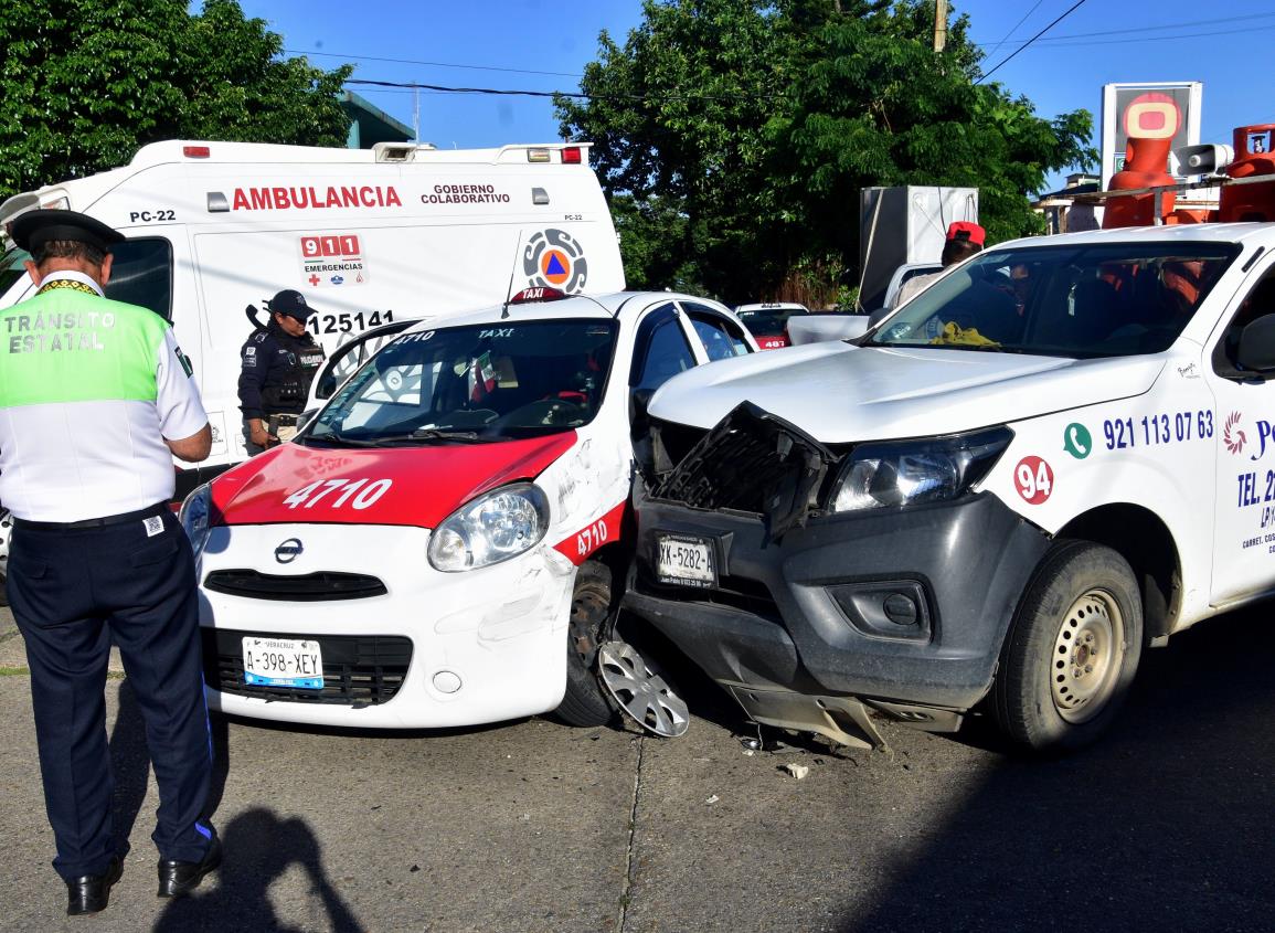 Camioneta repartidora de gas impacta taxi; una mujer lesionada | VIDEO