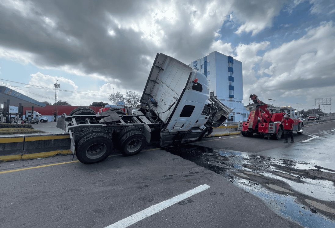 Fuerte accidente en Puente de Amapolas: tráiler trepa muro de contención para evitar choque