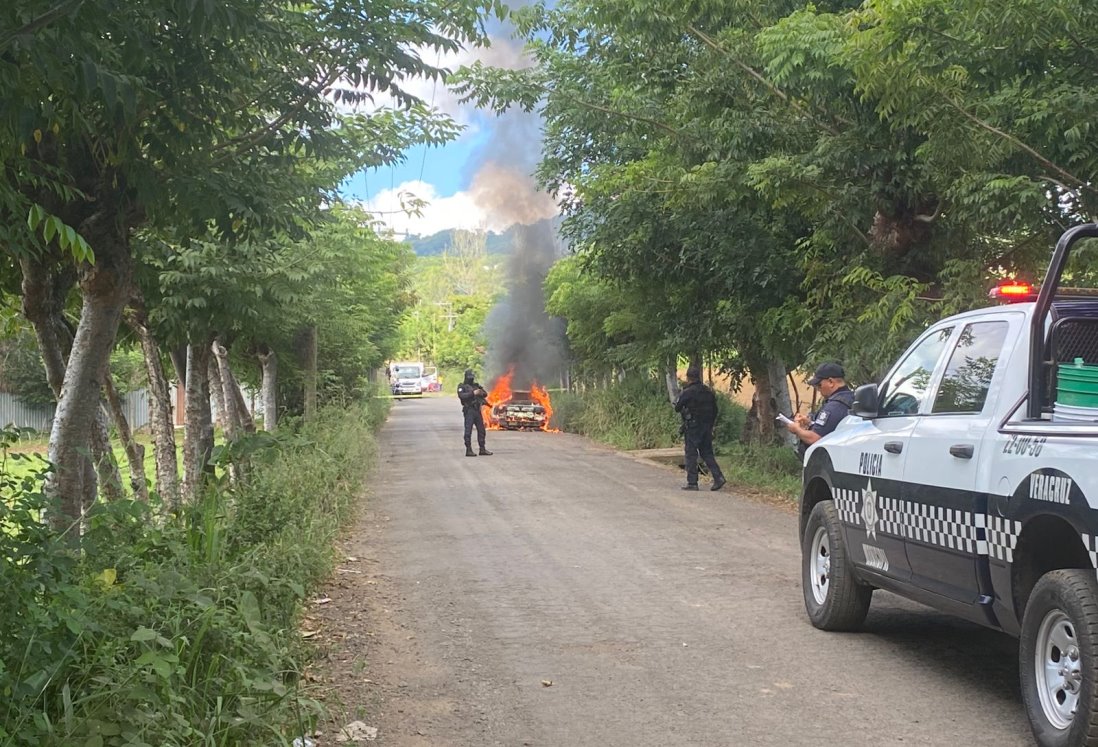 Taxi se incendia en San Andrés Tuxtla y resulta en pérdida total; conductor y pasajeros ilesos