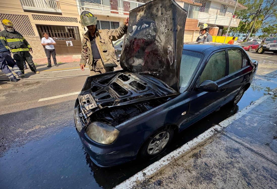 Se incendia vehículo en la colonia Flores Magón, en Veracruz | VIDEO