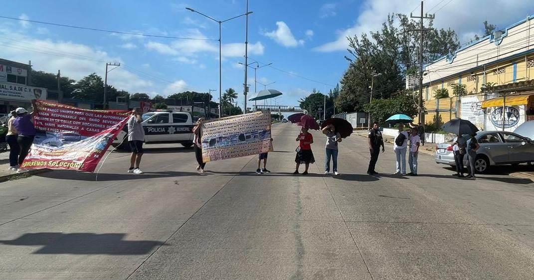 Con bloqueo exigen al Complejo Petroquímico Cosoleacaque reparar peligrosos socavones