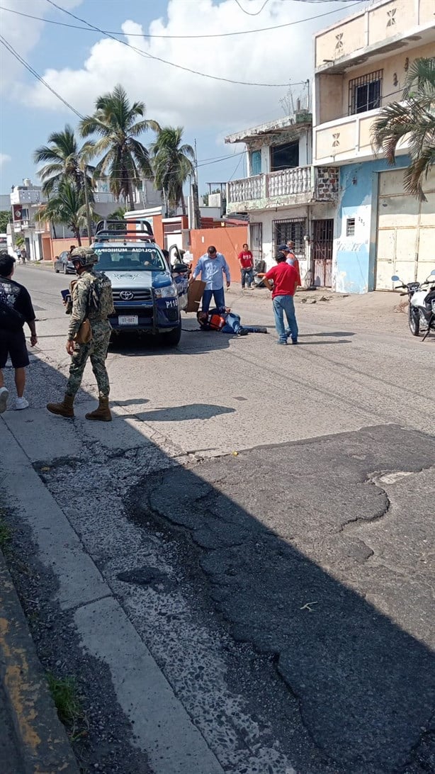 Motociclista termina con múltiples golpes al derrapar en Veracruz