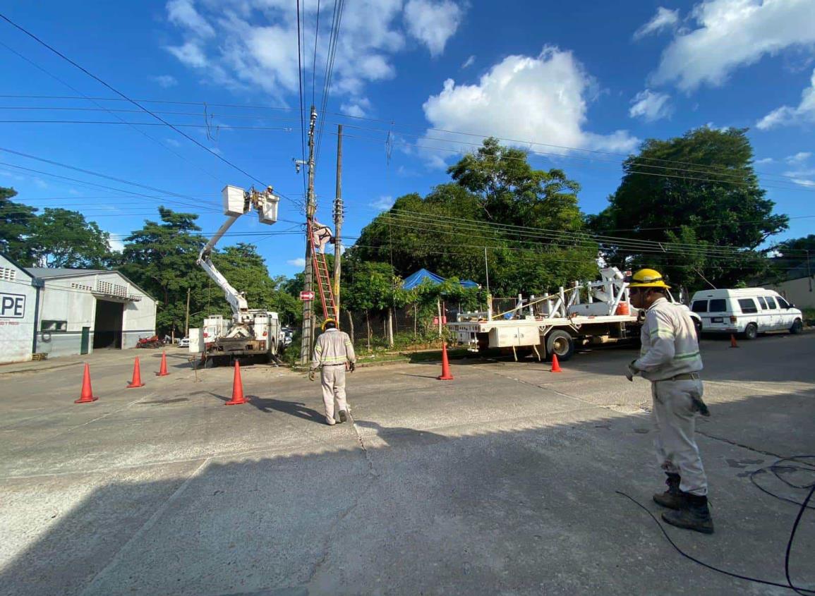 Deja CFE sin electricidad a bancos y comercios de Acayucan por trabajos de mantenimiento | VIDEO