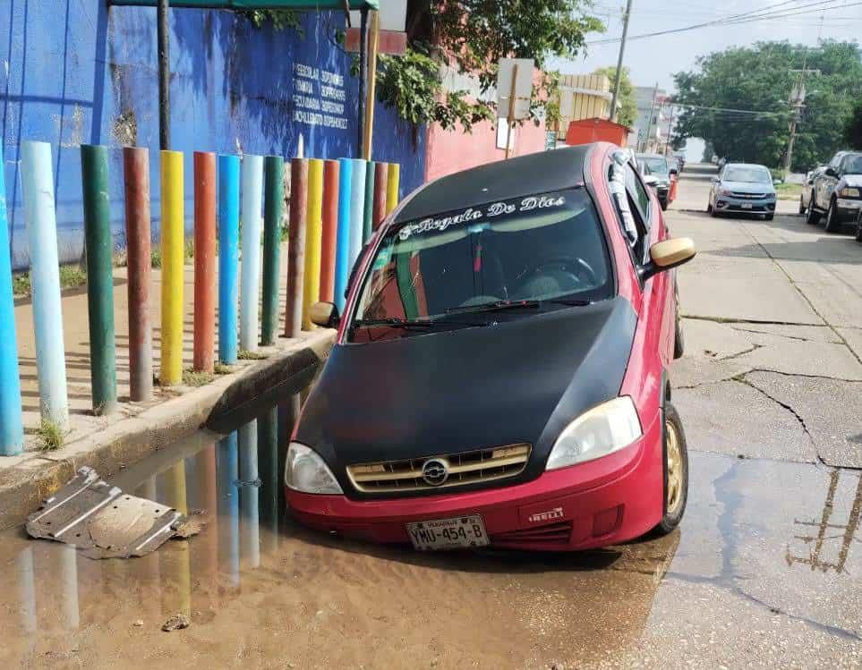 Auto termina en socavón frente al Hospital IMSS 36 