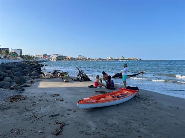 Rescatan a dos jóvenes tras voltearse en su kayak en playa de Veracruz