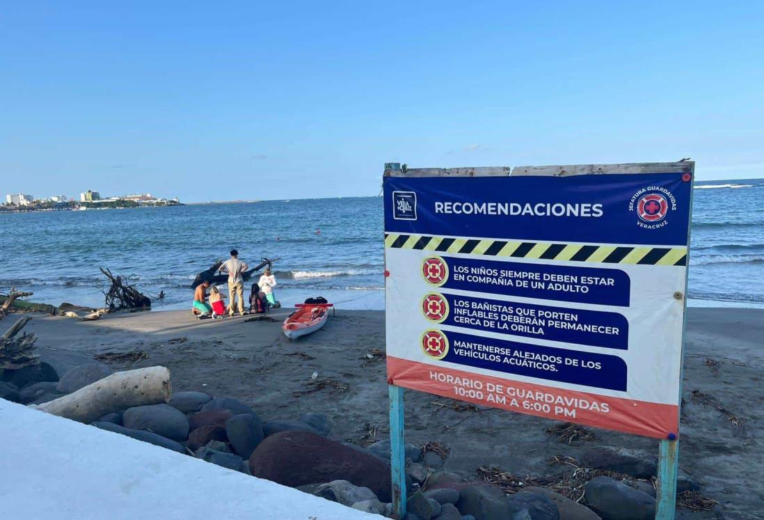 Rescatan a dos jóvenes tras voltearse en su kayak en playa de Veracruz