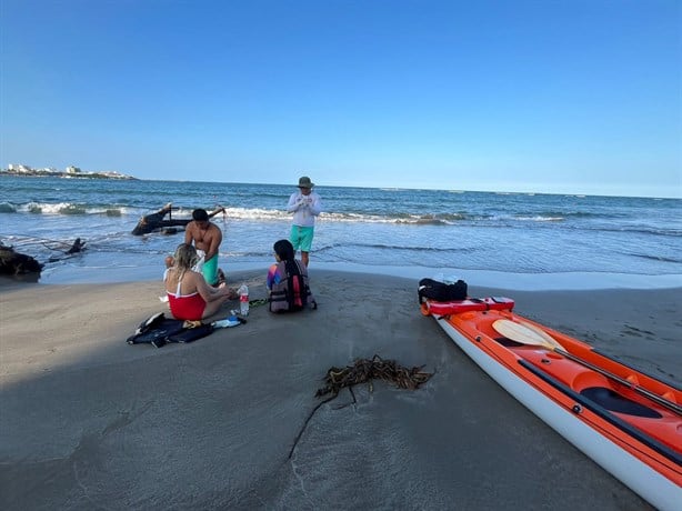 Rescatan a dos jóvenes tras voltearse en su kayak en playa de Veracruz