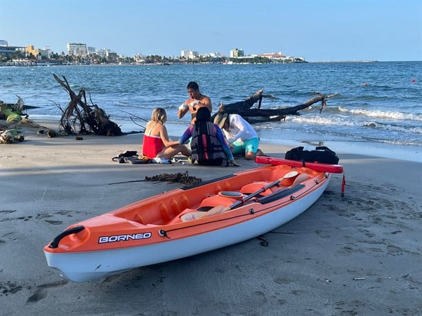 Rescatan a dos jóvenes tras voltearse en su kayak en playa de Veracruz