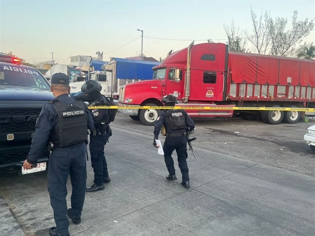 Se quita la vida dentro de un tractocamión en estacionamiento del mercado Malibrán