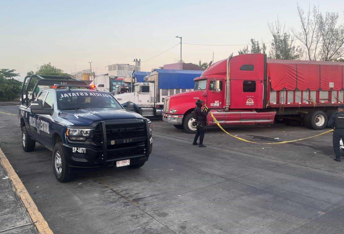 Se quita la vida dentro de un tractocamión en estacionamiento del mercado Malibrán