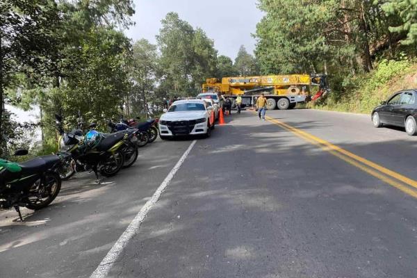 Tráiler pierde el control en peligrosa curva y termina en barranca en la Xalapa-Perote