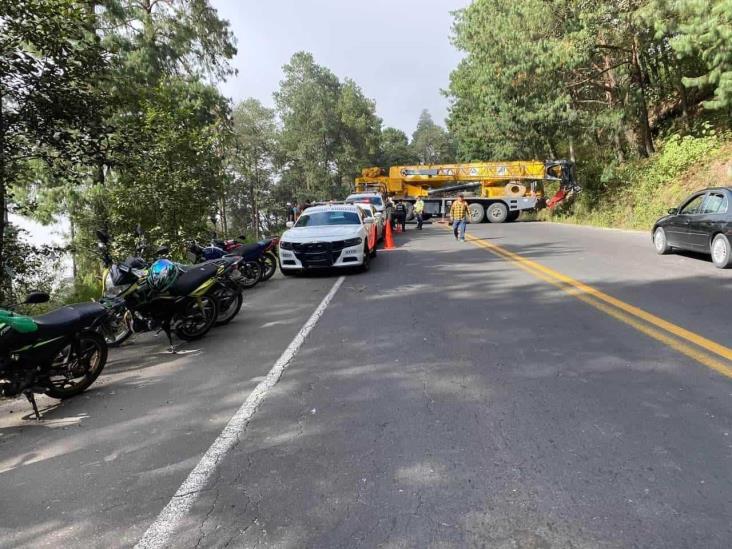 Tráiler pierde el control en peligrosa curva y termina en barranca en la Xalapa-Perote