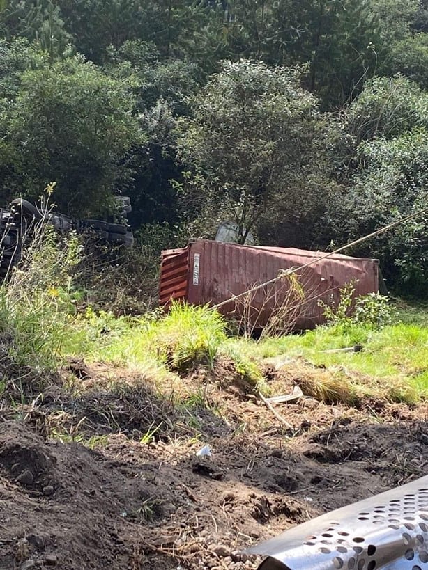 Tráiler pierde el control en peligrosa curva y termina en barranca en la Xalapa-Perote