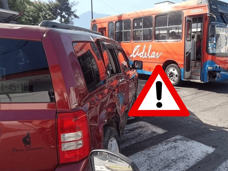 Se registra encontronazo entre camioneta y autobús en Orizaba